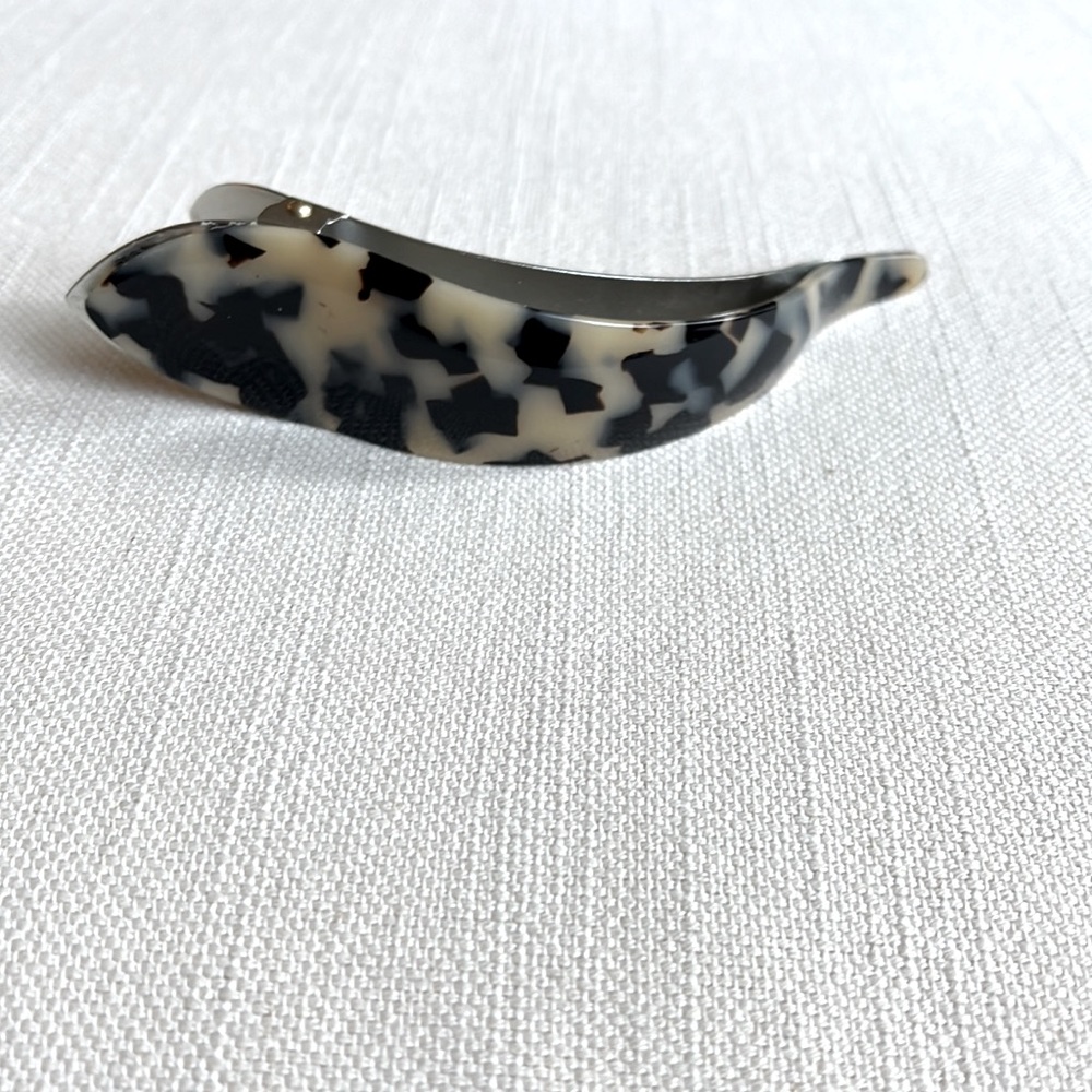 2 New Hair Clips - Picture 2 of 7